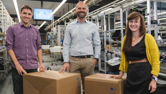 Echt teamwork: Adrian Hämmerli, Productmanager (links), Zelimir Blazevic, Hoofd Projecten (midden) en Konstanze Smith (rechts) werkten samen aan de ontwikkeling van de nieuwe verpakking voor de AquaClean Mera en Sela Round douchewc's