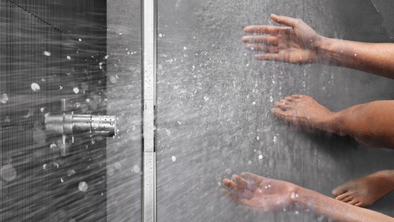 Persoon neemt een douche met CleanLine (© Geberit) Persoon neemt een douche met CleanLine (© Geberit)