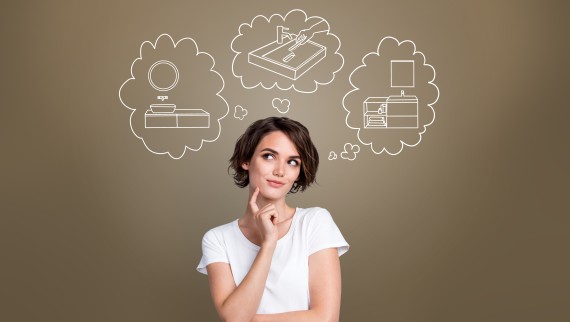 Vrouw in gedachten bij haar nieuwe wastafelcombinatie Vrouw in gedachten bij haar nieuwe wastafelcombinatie