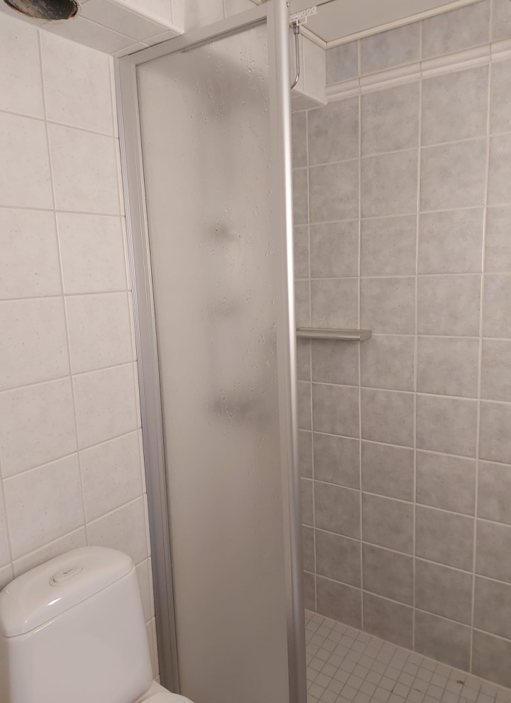 De voorfoto met zicht op de douchecabine en het vloerstaande toilet (© Meja Hynynen)