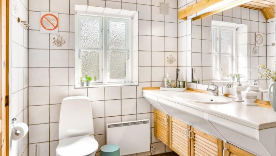 De originele badkamer met vloerstaande wc, witte tegels en houten badkamermeubels (© @triner2 und @strandparken3) De originele badkamer met vloerstaande wc, witte tegels en houten badkamermeubels (© @triner2 und @strandparken3)