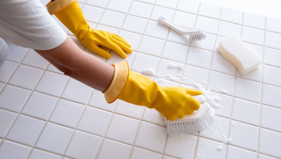 Iemand maakt de badkamer schoon