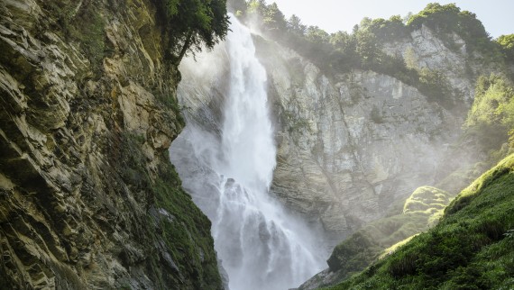 Imposante waterval met een groene omgeving (© Geberit)