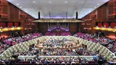 In de grote concertzaal vinden muziekuitvoeringen van alle stijlen plaats (© Plotvis en Kraaijvanger Architecten)
