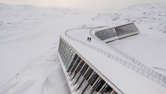 Het dak van het Icefjord Centre is ook een beloopbaar terras (© Adam Mørk)