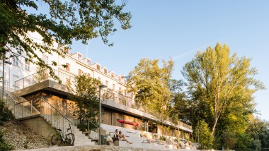 Buitenaanzicht van het nieuwe watersportcentrum in Graz (© Christian Repnik)