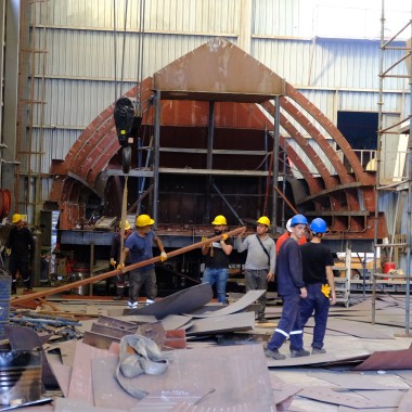 De ADA jachtwerf in Bodrum is een drukte van belang. De bouw van het jacht vereist veel geschoolde arbeiders en duurt ruim twee jaar.