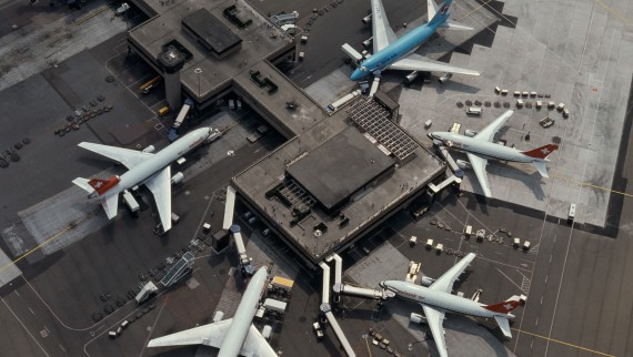 Terminal B van de luchthaven van Zürich vanuit vogelperspectief (begin jaren 1980) (© Swissair)