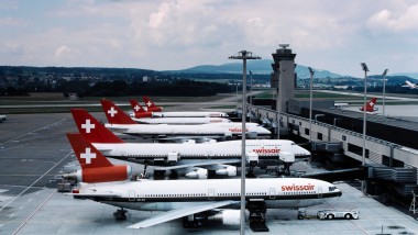 Vliegtuigen van de voormalige Swissair staan in de jaren '80 aan de kade van terminal A in Zürich (© ETH-Bibliotheek Zürich).