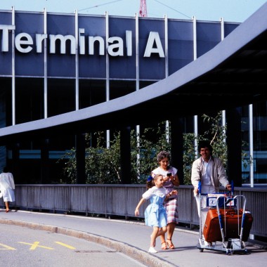 Voetgangers voor terminal A in 1985 (© Swissair)