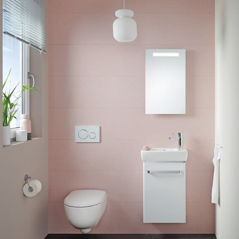 Kleine badkamer met wastafel en wc uit de Renova Compact badkamerserie Kleine badkamer met wastafel en wc uit de Renova Compact badkamerserie